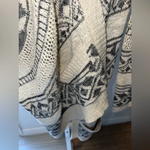 Pink Republic Size Medium Aztec Print Oat and Black Cardigan - Picture 4 of 7